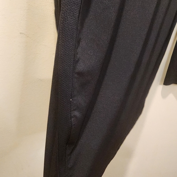 Nike women,s Black Athletic Short 3/4 sleeves size L - Picture 8 of 11